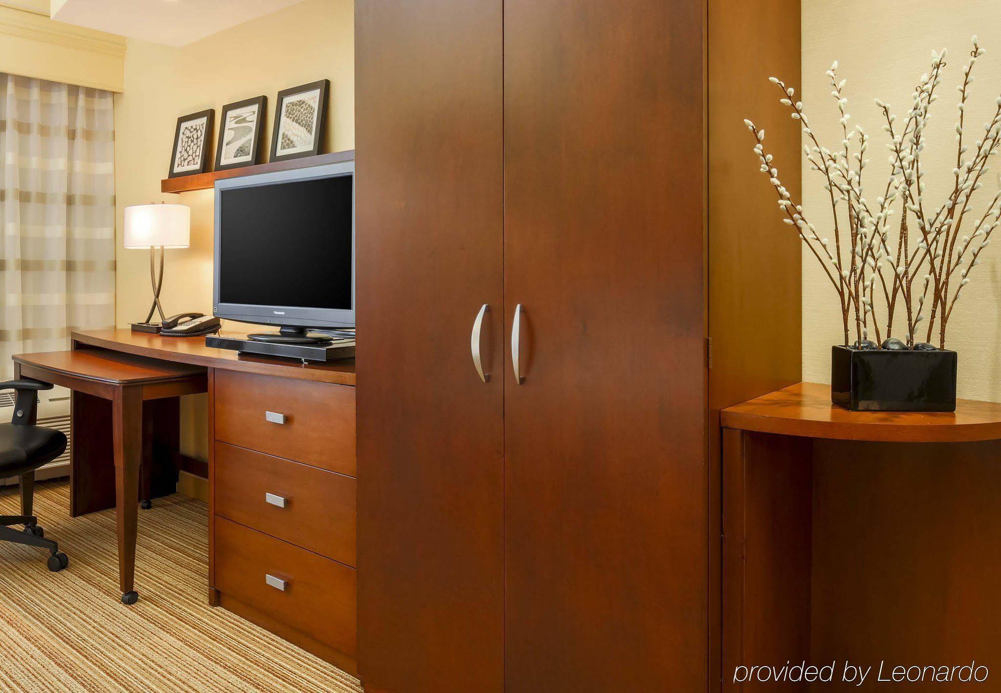 Courtyard By Marriott Potomac Mills Woodbridge Hotel Exterior photo