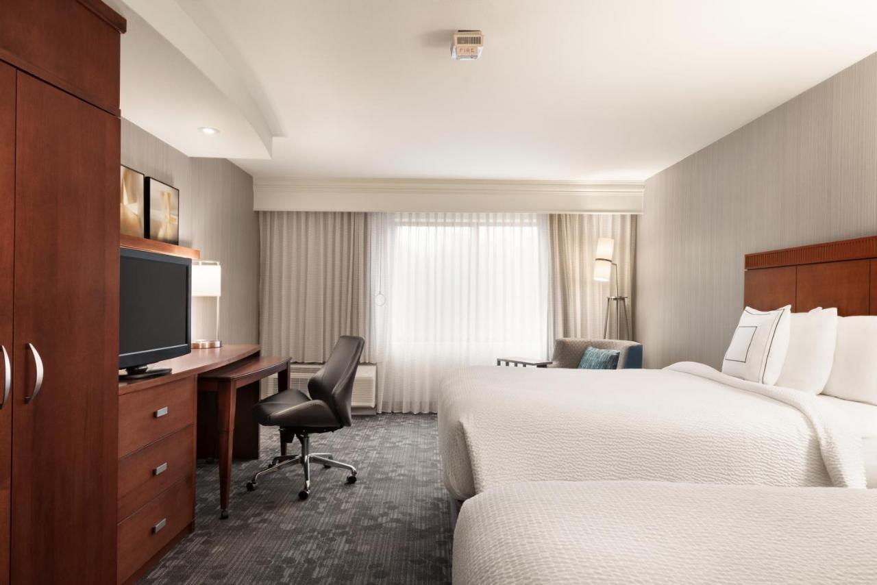 Courtyard By Marriott Potomac Mills Woodbridge Hotel Exterior photo