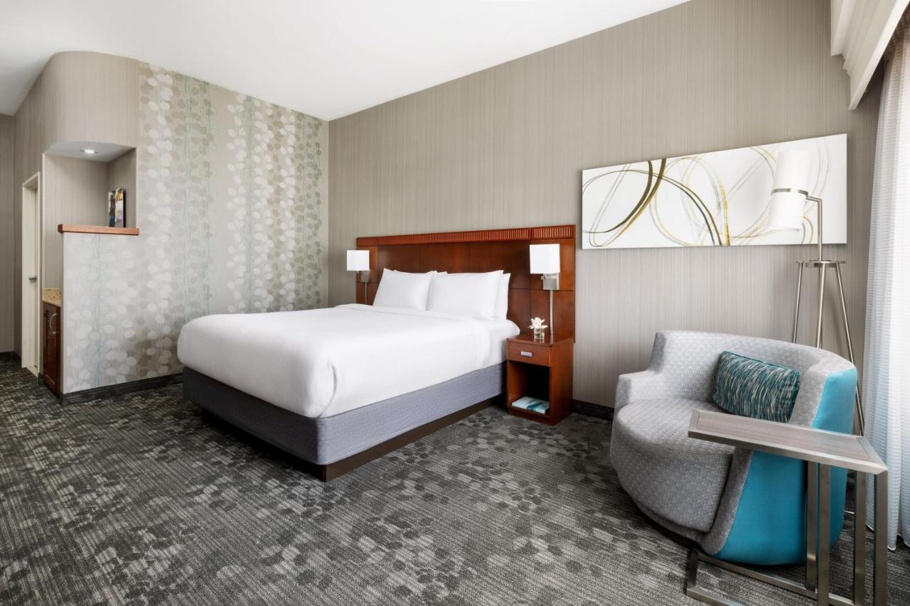 Courtyard By Marriott Potomac Mills Woodbridge Hotel Exterior photo