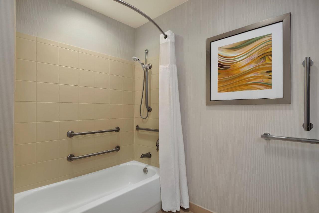 Courtyard By Marriott Potomac Mills Woodbridge Hotel Exterior photo