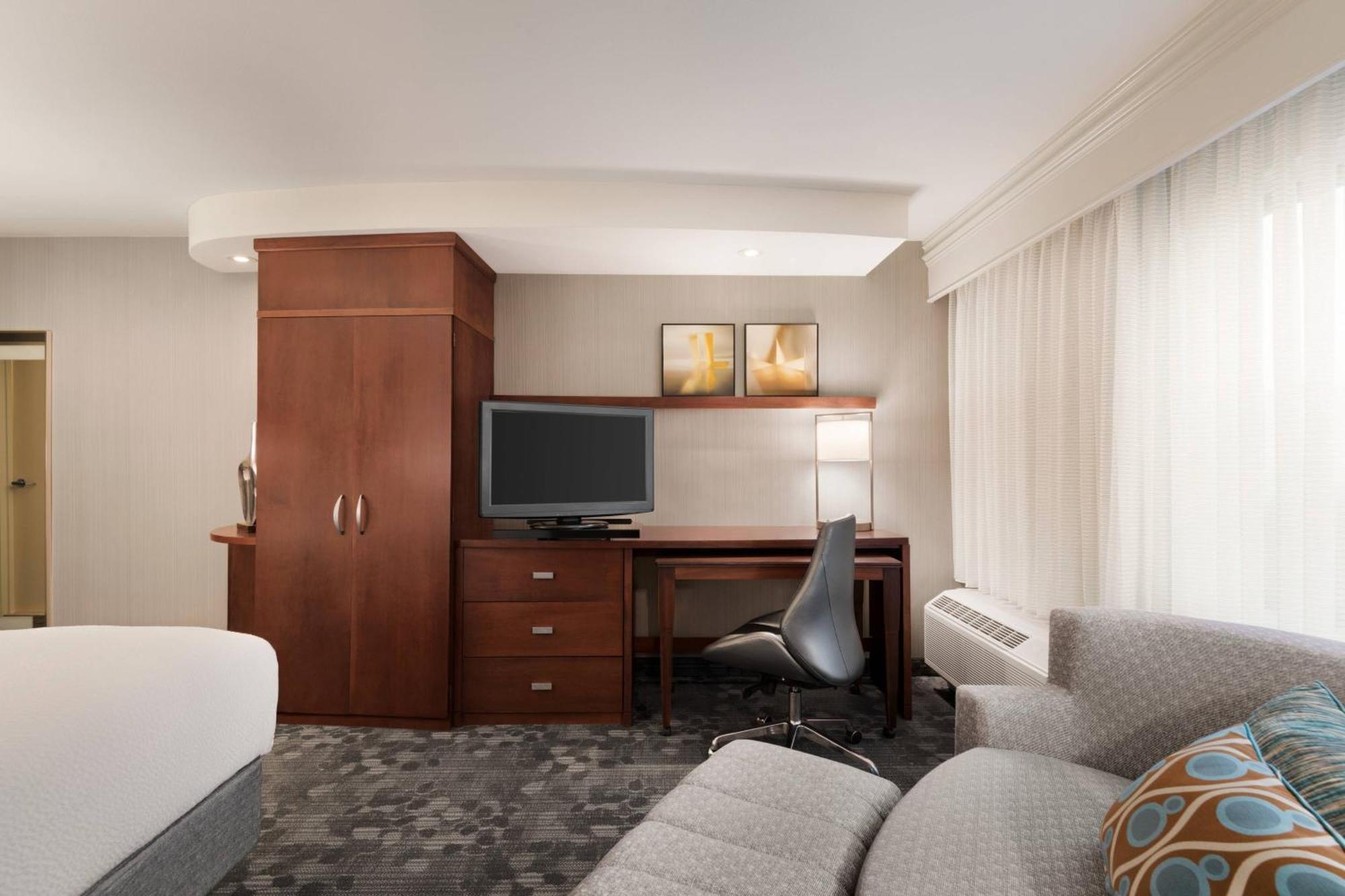 Courtyard By Marriott Potomac Mills Woodbridge Hotel Exterior photo