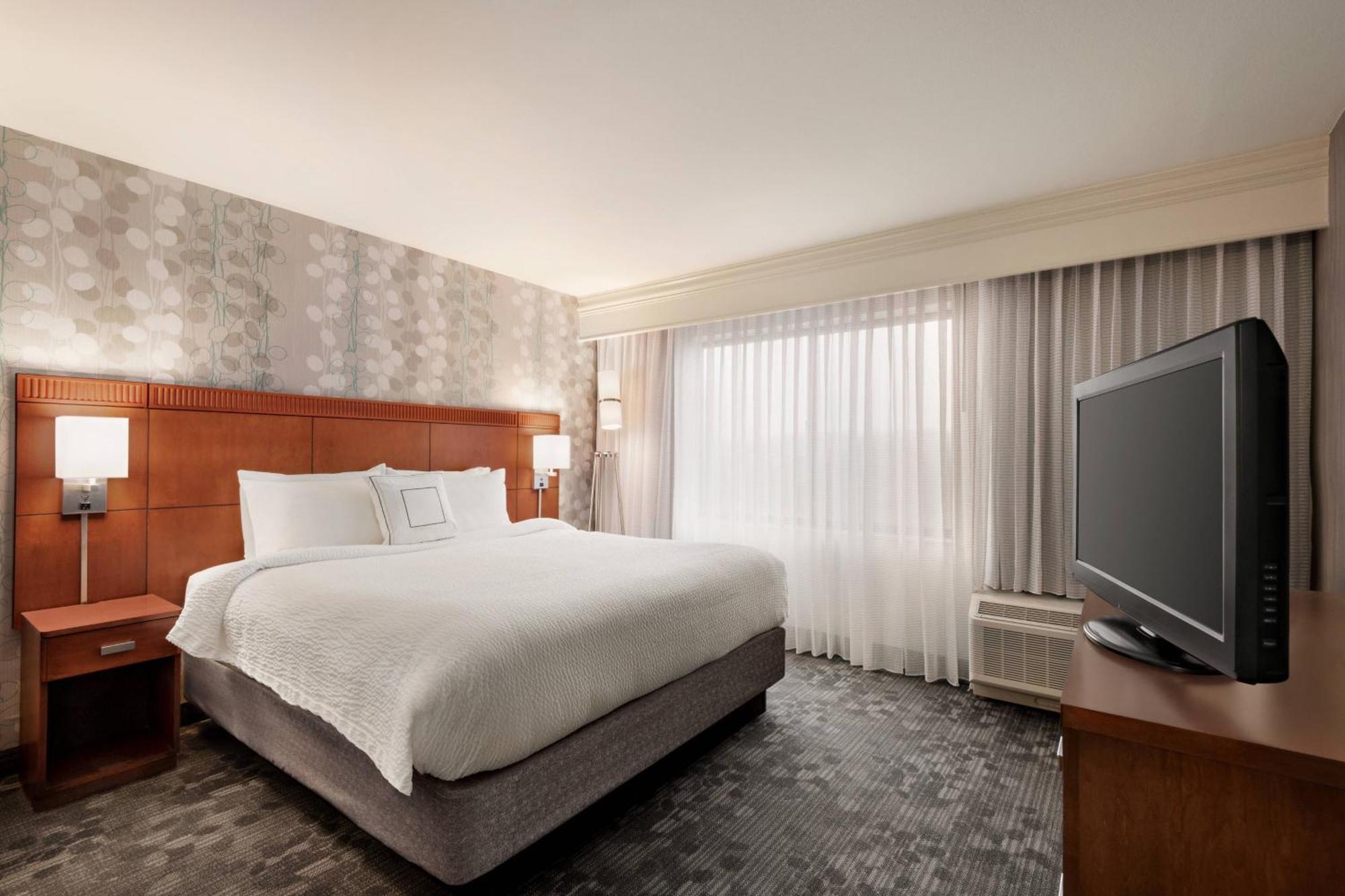Courtyard By Marriott Potomac Mills Woodbridge Hotel Exterior photo