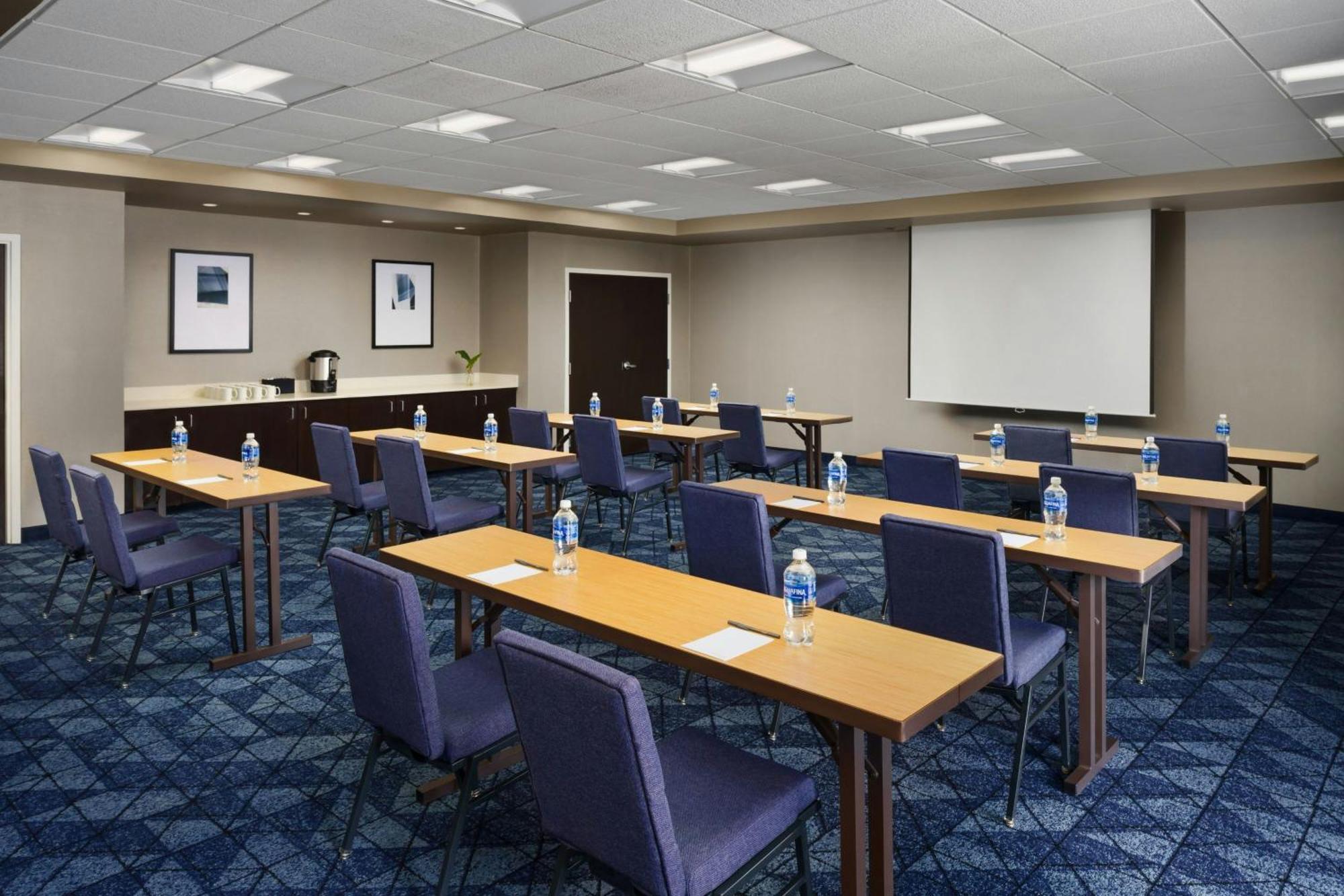 Courtyard By Marriott Potomac Mills Woodbridge Hotel Exterior photo