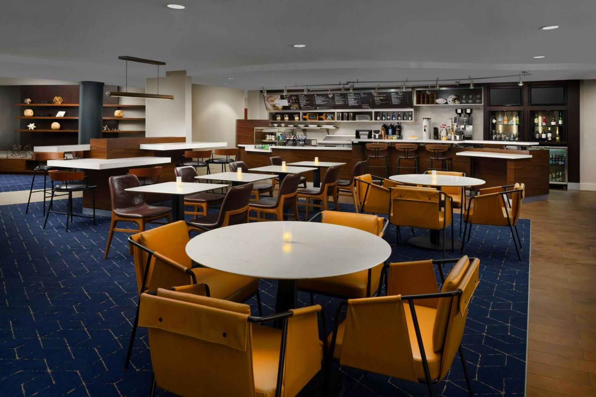 Courtyard By Marriott Potomac Mills Woodbridge Hotel Exterior photo