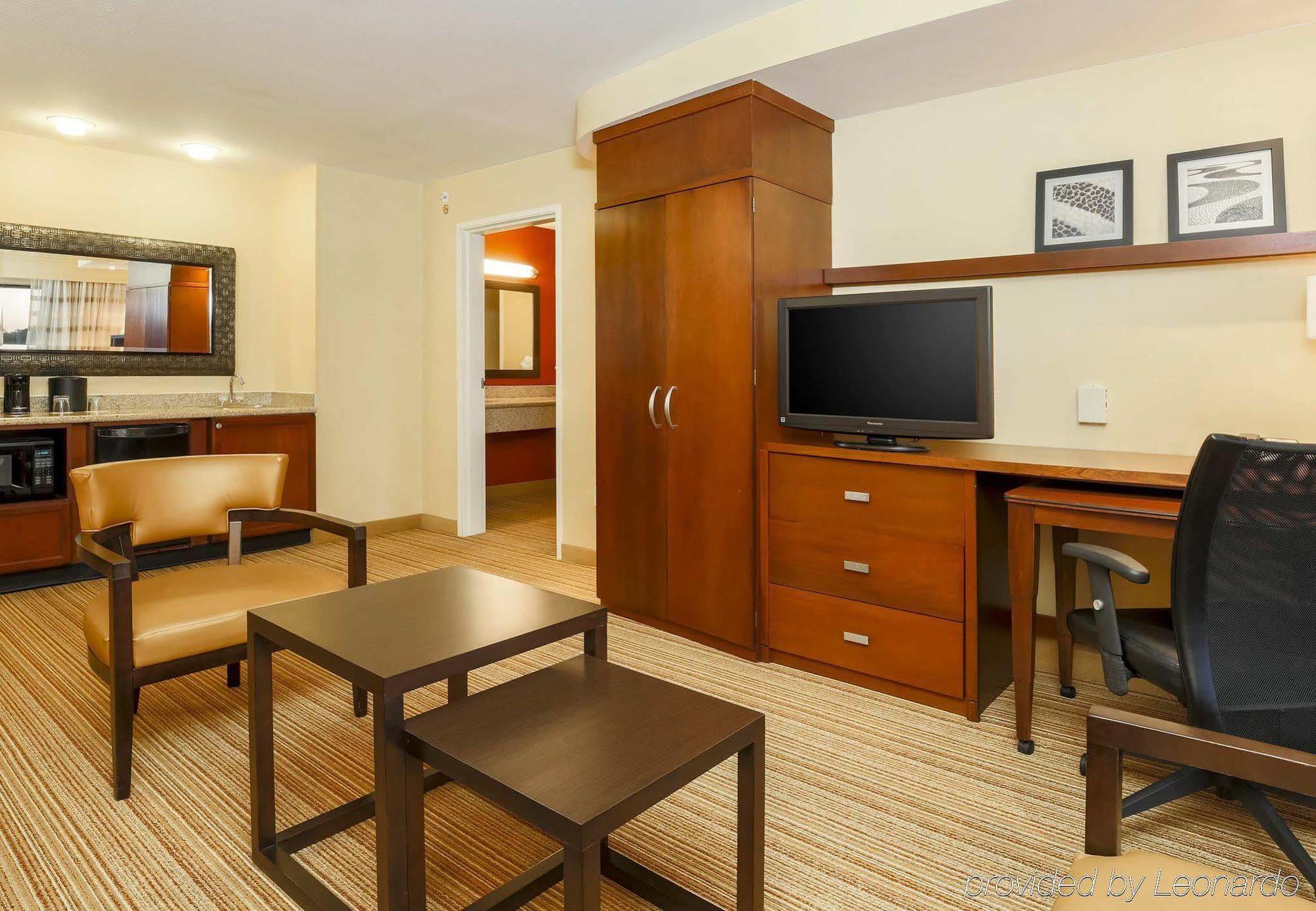 Courtyard By Marriott Potomac Mills Woodbridge Hotel Exterior photo