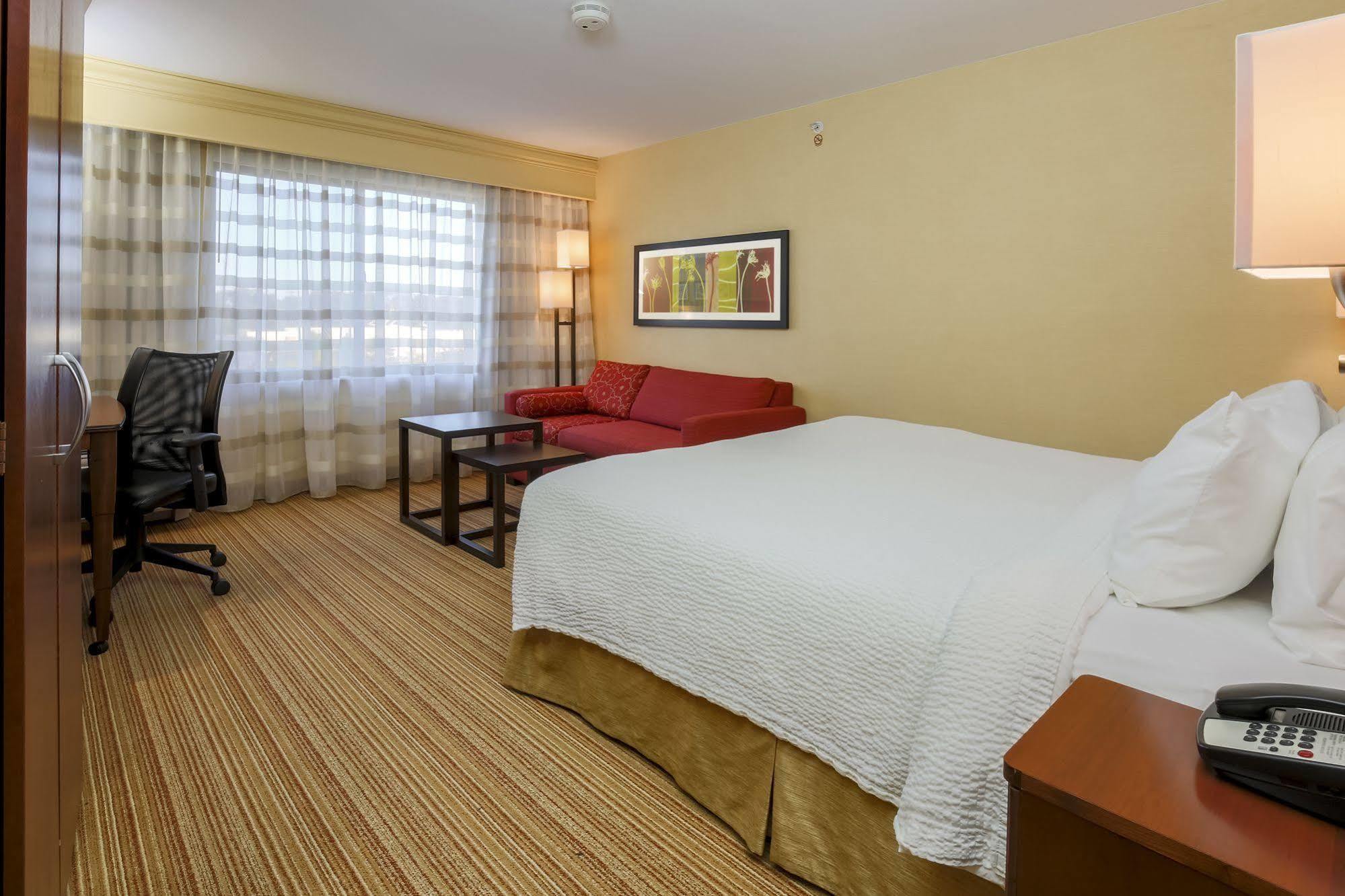 Courtyard By Marriott Potomac Mills Woodbridge Hotel Exterior photo